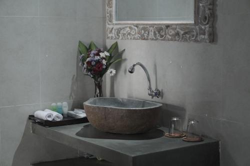 乌鲁瓦图Nyang - Nyang Bungalow Uluwatu的浴室设有碗水槽和花瓶