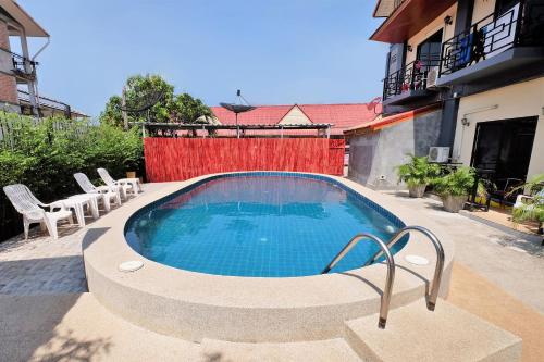 高兰OYO 609 Lanta Dream House Apartment的房屋中间的游泳池