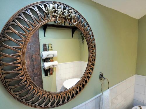 马特洛克The Coach House的浴室的墙上设有大型圆形镜子