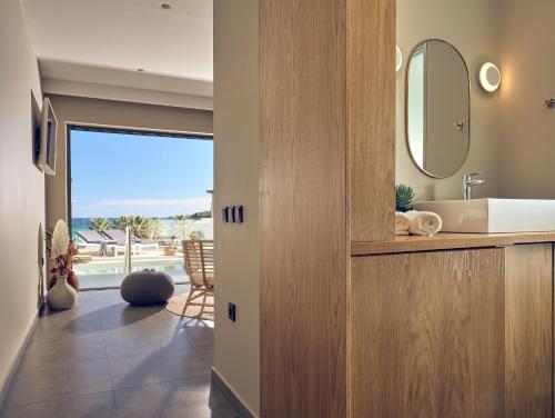 基普塞利Oceanis Luxury Suites的一间带水槽和镜子的浴室