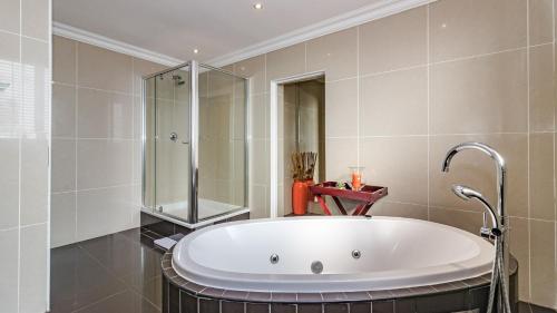 德班银橡树精品酒店的带浴缸的浴室