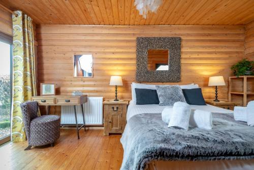 LadybankRedlands Country Lodge的一间卧室设有一张床和木墙