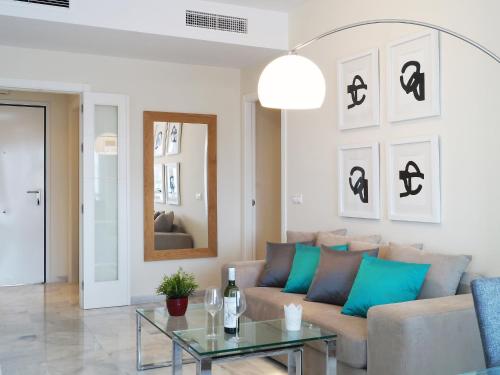 EsteponaApartment Cosmo Beach-1 by Interhome的带沙发和玻璃桌的客厅