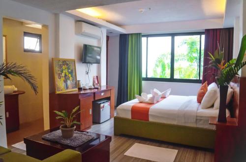 爱妮岛Villa Israel Ecopark El Nido的酒店客房设有床和窗户。