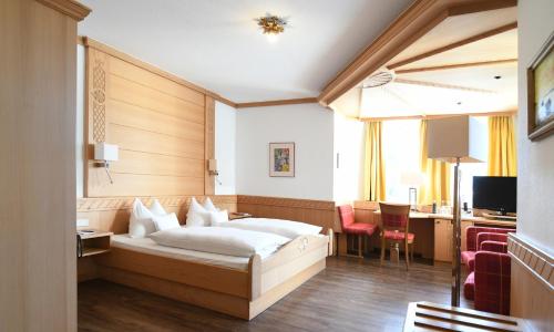 Kulmain维森酒店的配有一张床和一张书桌的酒店客房