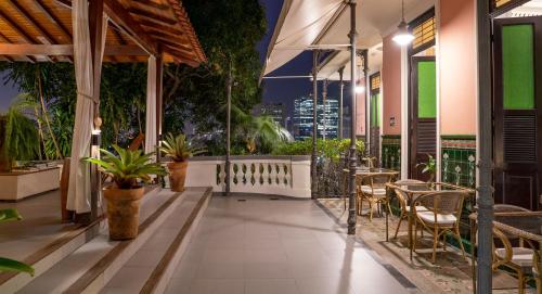 里约热内卢卡萨格兰诺酒店的夜间带桌椅的户外庭院