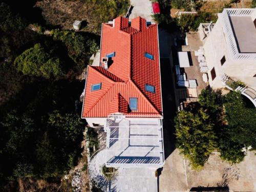 波维尔亚Villa Tonika的享有橙色屋顶房屋的顶部景色