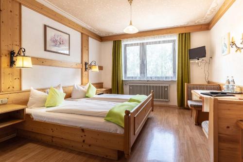 派廷格祖姆德拉格讷酒店的一间卧室配有一张床和一张书桌