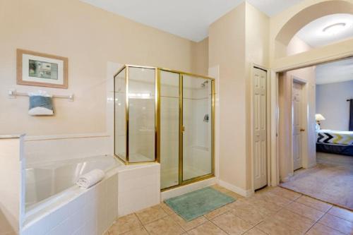 达文波特Three-Bedroom Apartment Davenport的带淋浴和浴缸的浴室