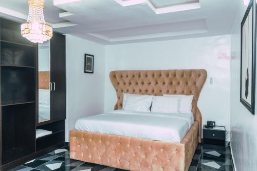 莱基247 Luxury Hotel的一间卧室,卧室内配有一张大床