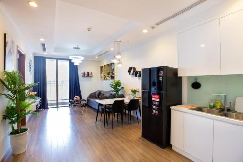 河内满屋时代城市公寓的厨房和带黑色冰箱的客厅