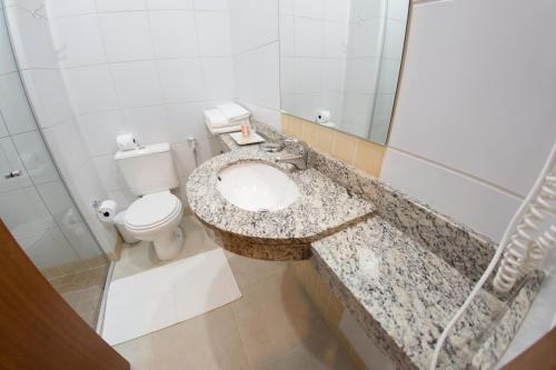 蓬塔格罗萨Hotel Princess的一间带水槽和卫生间的浴室