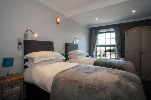 迪尔The Plough Inn Ripple的一间卧室设有两张床和窗户。