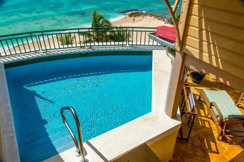 基督教堂市白沙海滩公寓酒店的一座背景海洋的游泳池