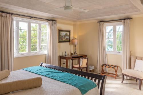 基督教堂市白沙海滩公寓酒店的卧室配有一张床、一张书桌和窗户。
