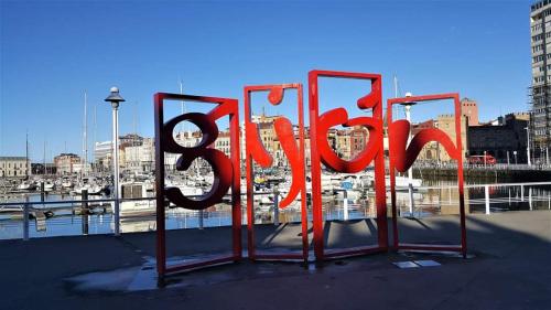 希洪ALBOR II的码头上的一个红色大标志,表示希望