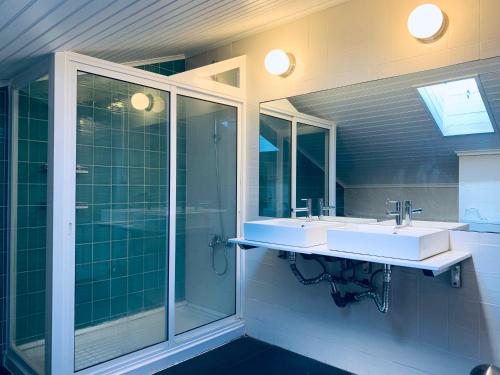 里斯本Restelo House Shared Appartment的一间带两个水槽和玻璃淋浴间的浴室