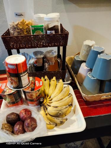 清迈清迈旅馆的桌上放香蕉和其他食物的托盘