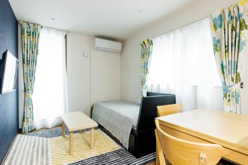 东京Crescent Moon Nakanoshimbashi的一间小卧室,配有一张床和一张书桌