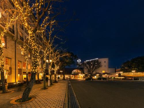 丰中大阪千里阪急酒店的一条城市街道上,树木上点着圣诞灯