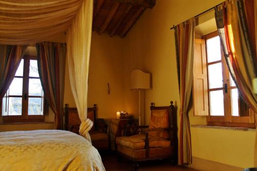 卡斯德尔诺沃贝拉登卡Centro Ippico Della Berardenga的一间卧室配有一张床、一把椅子和窗户。