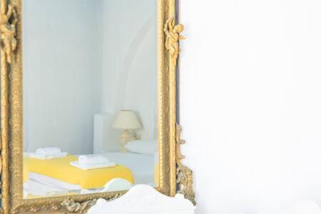 奥诺斯Cavo Alefkandra 6的墙上的镜子,房间里的床