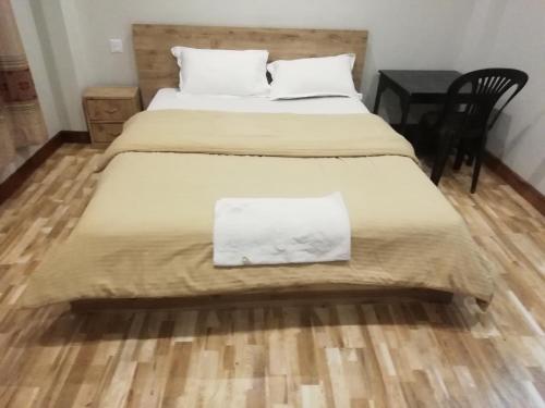 加德满都Manaslu Homestay的一间卧室设有两张床,铺有木地板