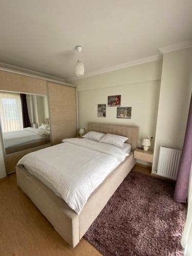 克卢日-纳波卡Dora City Apartament的卧室配有一张白色大床和镜子