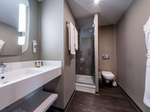 楠泰尔楠泰尔拉德芳斯宜必思酒店的一间带水槽和卫生间的浴室