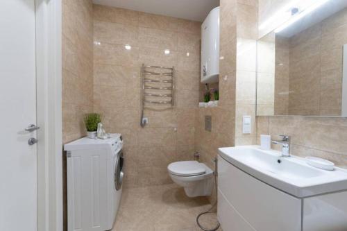 基辅Чудесная 2 комнатная квартира люкс уровня Теремки的一间带卫生间和水槽的浴室