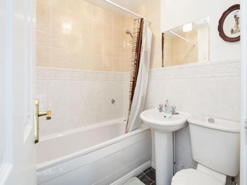 曼彻斯特My-Places Abbotsfield Court Townhouse 4的浴室配有盥洗盆、卫生间和浴缸。