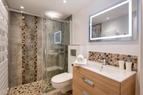 拉弗洛特Maison Amande的带淋浴、卫生间和盥洗盆的浴室