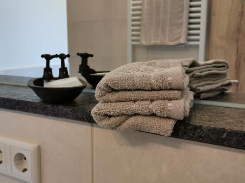 韦策Heeser Hof - Urlaub im Grünen的浴室的台面上摆放着一堆毛巾