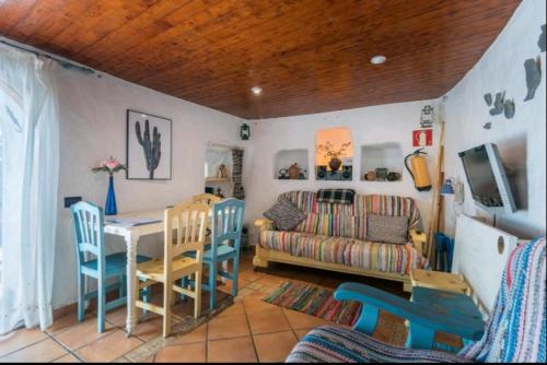 阿尔特纳拉Silence's Cave Rural House的客厅配有桌子和沙发
