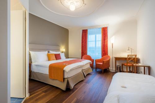 卢塞恩欧派斯酒店的酒店客房设有两张床和窗户。