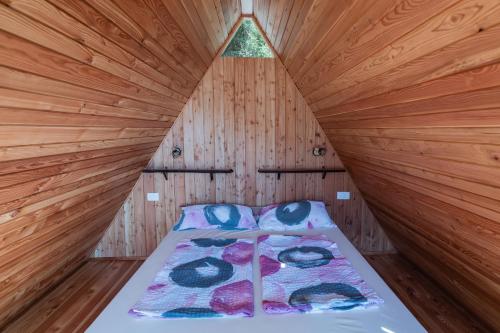 托尔明Glamping Tinka的木墙客房的一张床位