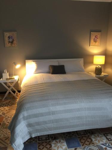 MontazelsChez Montiz的一间卧室配有一张带两盏灯的大型白色床。