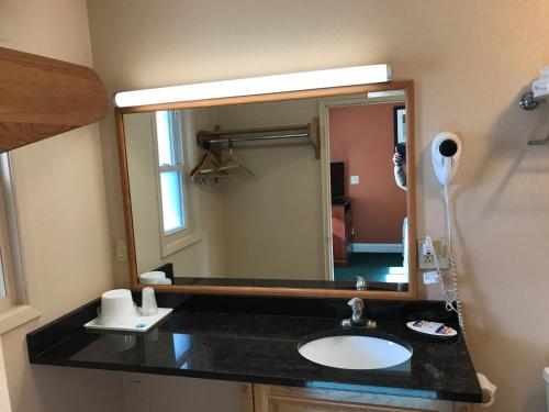 霍斯黑兹Travel Inn的一间带水槽和镜子的浴室