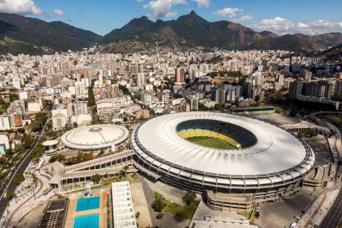 里约热内卢Hostel Varandas do Maracanã的城市足球场的空中景观