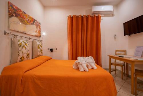 卡塔尼亚维斯特公寓酒店的一间卧室配有一张带两条白色毛巾的床