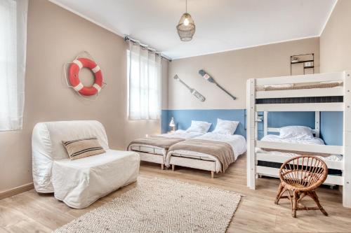 雷岛林滩Maison Les Burons的一间卧室配有两张双层床和椅子