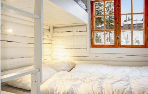 海姆瑟达尔Privatn的带梯子的客房内的白色床