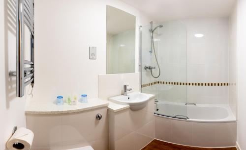 凯里肯肯兹艾姆酒店 - “订制酒店”的白色的浴室设有水槽和浴缸。