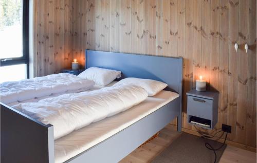 弗洛Amazing Home In Fl With Wifi的一张床上有两个白色枕头的房间