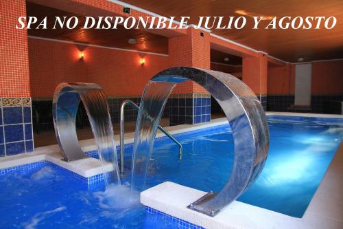 Hotel Spa Venta Ticiano内部或周边的泳池