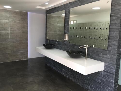 科韦尼亚斯Hotel La Fragata的浴室设有2个水槽和镜子