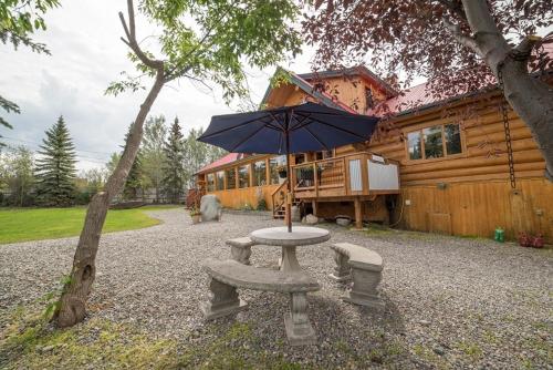 Marsh Lake湖上酒店 - 白马的小屋前带雨伞的野餐桌