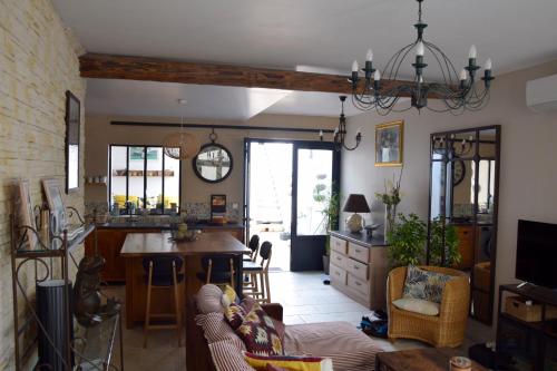 艾格-莫尔特Le Petit Patio的厨房以及带桌椅的起居室。
