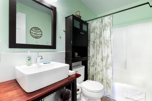 甘尼森Gunni Getaway的一间带水槽、卫生间和镜子的浴室