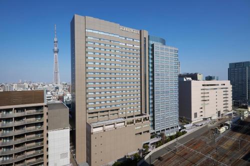 东京东京黎凡特东武酒店的一座高大的建筑,享有城市美景